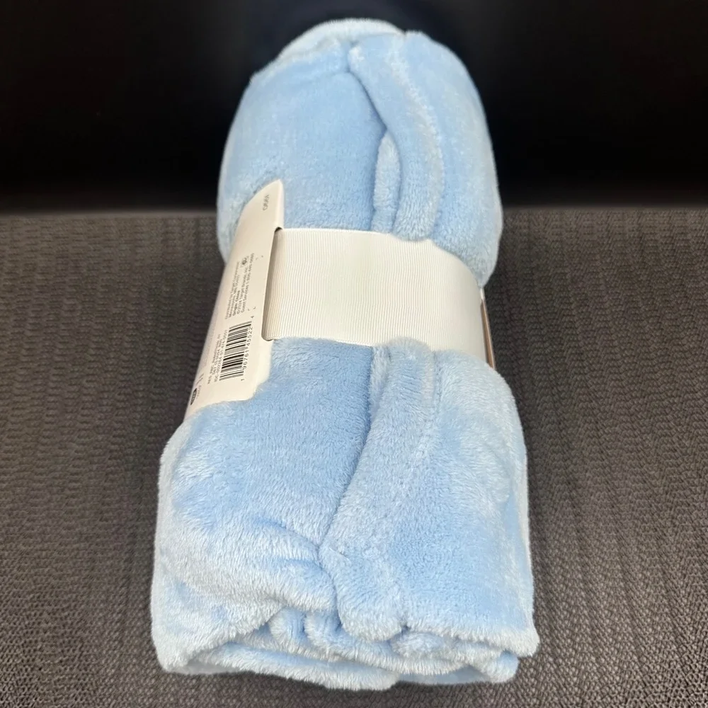 Room Essentials Light Blue Plush Throw Blanket 50x60 Fleece 100% Recycled Poly